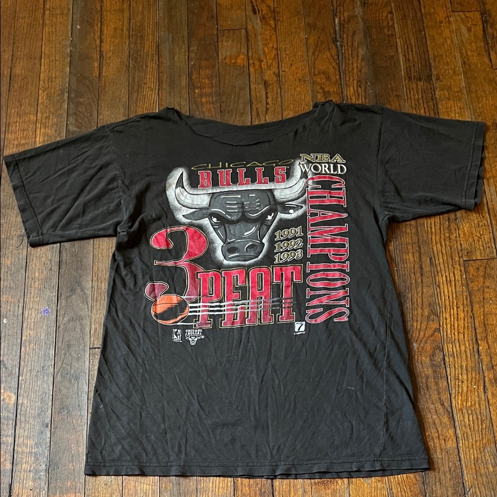 Vintage 90s Chicago Bulls Repeat 3 Peat Champions T-Shirt L Chopped Collar